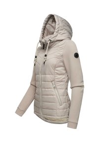 Geacă puffer bej cu glugă și manșete elastice. Textură netedă, model în carouri diagonale pe partea din față superioară, buzunare laterale cu fermoar și detaliu cu logo.