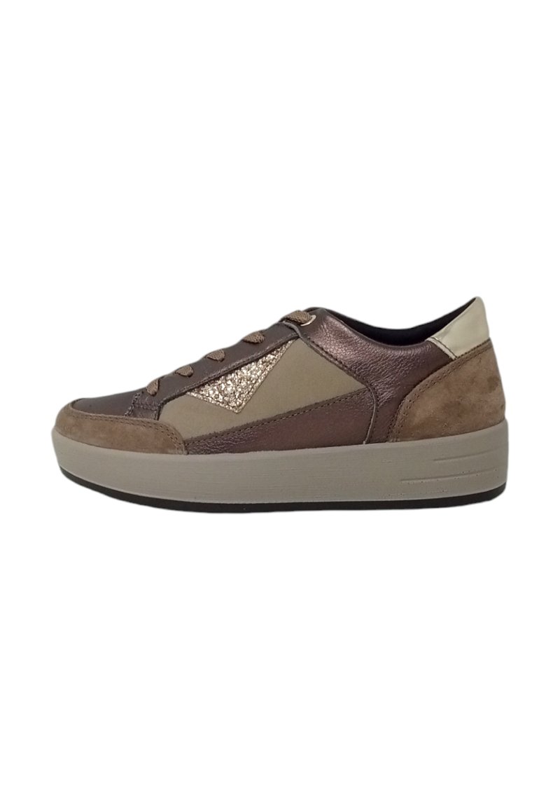 Sneaker con lacci realizzato in una combinazione di suede e pelle metallica nei colori marrone, beige e oro; presenta un pannello laterale testurizzato e una suola spessa.