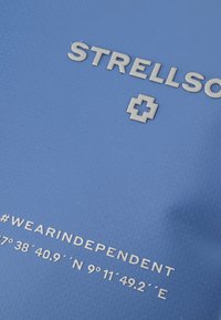 Sfondo blu testurizzato con il testo in rilievo "STRELLSON" e un logo a croce bianco, insieme a hashtag e coordinate in argento.