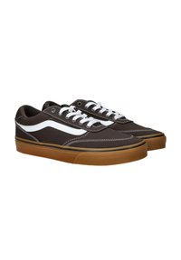 Bruine canvas sneakers met witte accenten, voorzien van witte veters, een rubberen gumzoom en contrasterende stiksels op de bovenkant.
