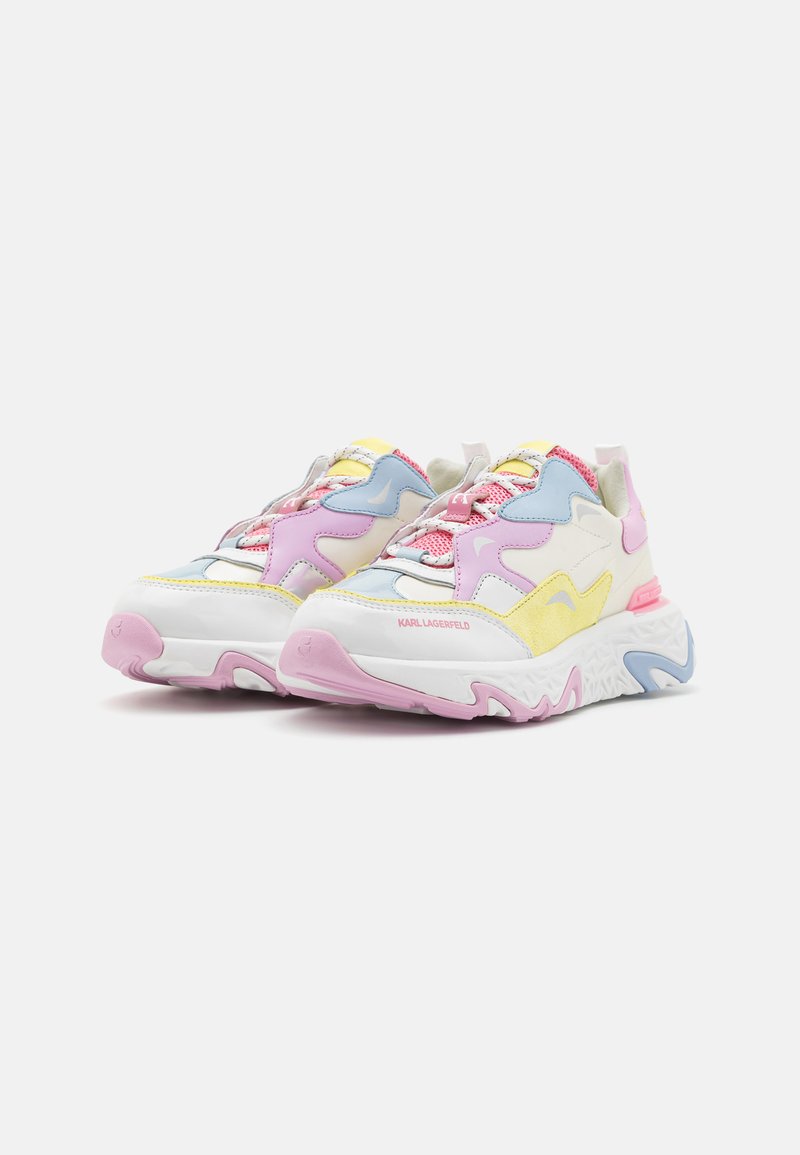 Bunte Sneaker mit einer Mischung aus Materialien in Blau, Rosa, Gelb und Weiß. Dicke weiße Sohle mit rosa Akzenten und strukturierten Details.
