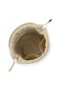 Borsa a secchiello in tessuto beige con chiusura a coulisse, morbida fodera interna e dettagli in hardware dorato. L'interno presenta una tasca con zip.