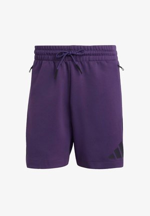 Pantalones cortos deportivos morados con una cinturilla elástica, cordón y acentos negros. Presentan una textura suave y un logotipo en el dobladillo.