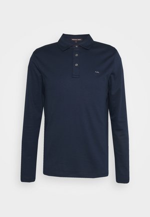 Camisa polo de manga larga en color azul marino, hecha de algodón, que presenta un cuello clásico, una tapeta de tres botones y un sutil logo en el pecho.
