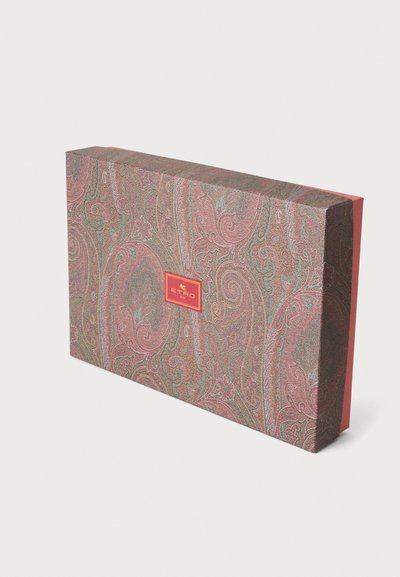 Boîte rectangulaire avec des motifs paisley complexes en tonalités rose et verte et une étiquette rouge centrée avec le logo doré ETRO.