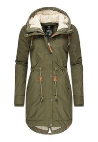Parka verde oliva con foderatura morbida color crema, vita regolabile con cordino, bottoni a pressione e trim con motivo sul cappuccio. Presenta due tasche laterali.