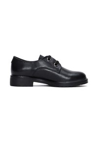 Zapato de cuero negro con punta redondeada, diseño con cordones que incluye dos pares de ojales de metal y un tacón bajo y cuadrado. Textura suave.