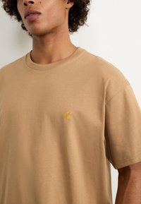 Carhartt WIP CHASE - Basic T-shirt - peanut/gold