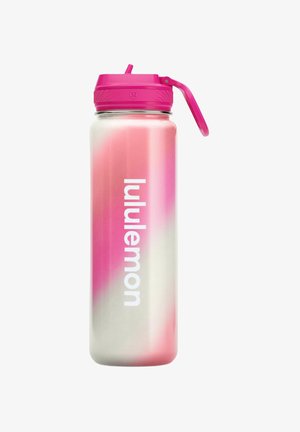 Wysoka butelka na wodę z różowym i białym gradientem, różową klapką z rurką oraz białym pionowym logo "lululemon".