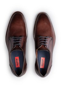 Bruine leren nette schoenen met een gladde afwerking, ronde neus, vetersluiting en gestructureerde zool. Het interieur heeft een rood en blauw label.