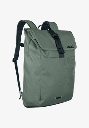 Grüner, strukturierter Stoff-Rucksack mit Rollverschluss, verstellbaren Trägern und einem Vorderbuckle. Mit einem Logo in der oberen Ecke.