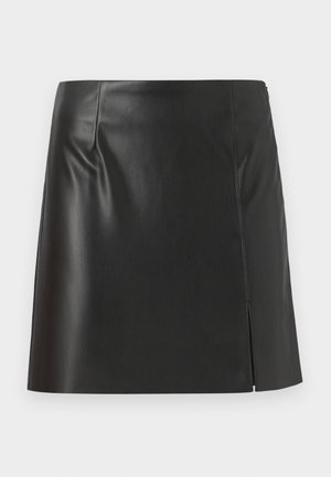 Crna kožna mini suknja s ravnim krojem, glatkom teksturom i bočnim patentnim zatvaračem, s prorezom s jedne strane.