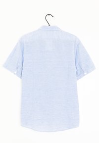 Camicia azzurra a maniche corte in tessuto testurizzato. Presenta un colletto, dettagli con bottoni sulle maniche e un orlo curvo.