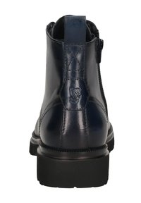 Jūras spēku zilu ādas potītes zābaku ar gludu apdari, sānu rāvējslēdzēju un kontrastējošu šuvumu. Apaļa purngala forma ar izturīgu melnu gumijas zoli.