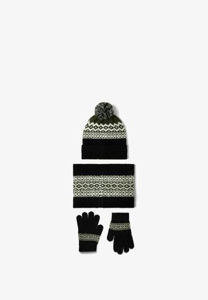 Set di accessori invernali lavorati a maglia che include un berretto a pompon nero e verde a fantasia, un caldo scaldacollo abbinato e guanti con dettagli a fantasia.