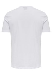 Camiseta blanca de algodón con mangas cortas, un cuello redondo y una textura suave. La vista desde atrás no muestra gráficos ni diseños.