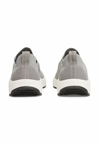 Sneakers in rete grigio con design slip-on in elastico, caratterizzati da una suola in gomma bianca e nera e un marchio sul tallone. Parte superiore texturizzata e linguetta sul retro.