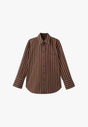 Rjava srajca z dolgimi rokavi, z gumbi, z belimi navpičnimi črtami in prsno žepom, položena na ravno belo podlago.
