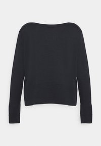 Czarny sweter z długim rękawem, z szerokim dekoltem typu łódka i prążkowanymi mankietami, wyeksponowany na białym tle.