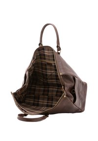 Sac en cuir brun avec un haut ouvert, présentant un motif intérieur à carreaux. Comprend des poignées robustes et une fermeture éclair. Texture lisse.