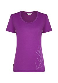 Camiseta de manga corta púrpura con cuello redondo. Presenta un sutil diseño de hojas en un tono más claro en la parte inferior izquierda. Textura de tela suave.