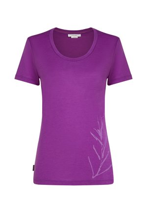 Lila Kurzarm-T-Shirt mit Rundhalsausschnitt. Mit einem dezenten Blätterdesign in einem helleren Farbton auf der unteren linken Seite. Weicher Stoff.