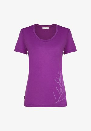 T-shirt viola a maniche corte con collo tondo. Presenta un delicato design a foglia in una tonalità più chiara sul lato sinistro inferiore. Tessuto morbido al tatto.
