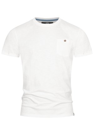 Weißes Baumwoll-T-Shirt mit rundem Ausschnitt, kurzen Ärmeln, einer Brusttasche und einem Knopfakzent. Strukturmuster auf dem Stoff sichtbar.