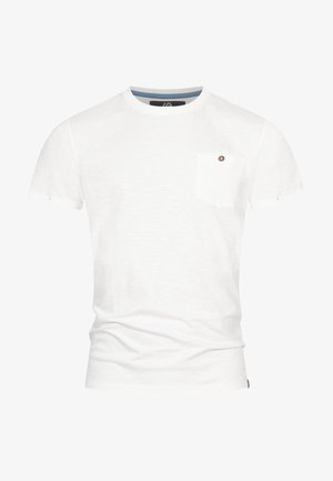 Weißes Baumwoll-T-Shirt mit rundem Ausschnitt, kurzen Ärmeln, einer Brusttasche und einem Knopfakzent. Strukturmuster auf dem Stoff sichtbar.