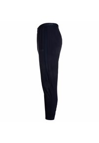 Marineblauwe joggerbroeken gemaakt van een lichtgewicht stof, met een elastische tailleband, zijzakken en ribgebreide enkelboorden.