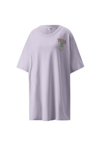 Lavendelfarbenes Oversized-T-Shirt aus Baumwolle. Mit kurzen Ärmeln und Rundhalsausschnitt, verziert mit roter und grüner "PINA"-Stickerei auf der Brust.