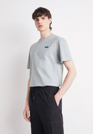 Calvin Klein COMFORT FIT - Paprasti marškinėliai - slate gray