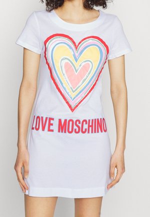 Valkoinen puuvillainen T-paitamekko, jossa on värikäs sydänkuvio punaisena, vaaleanpunaisena, sinisenä ja keltaisena, ja helmassa punaisella painettu "LOVE MOSCHINO".