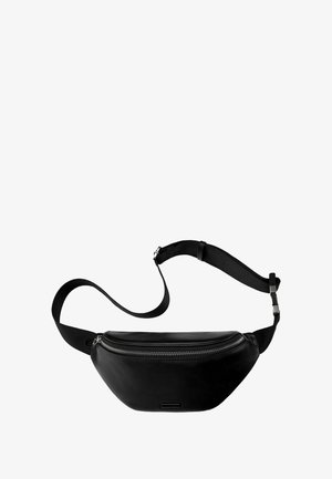 Sac banane en cuir noir avec une fermeture éclair. Présente un design plat, une sangle réglable et une texture lisse. Style minimaliste.