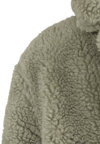 Hladký, olivovo-zelený fleece materiál s jemným, textúrovaným povrchom. Má mierne nepravidelný vzor a útulný, hrubý vzhľad.