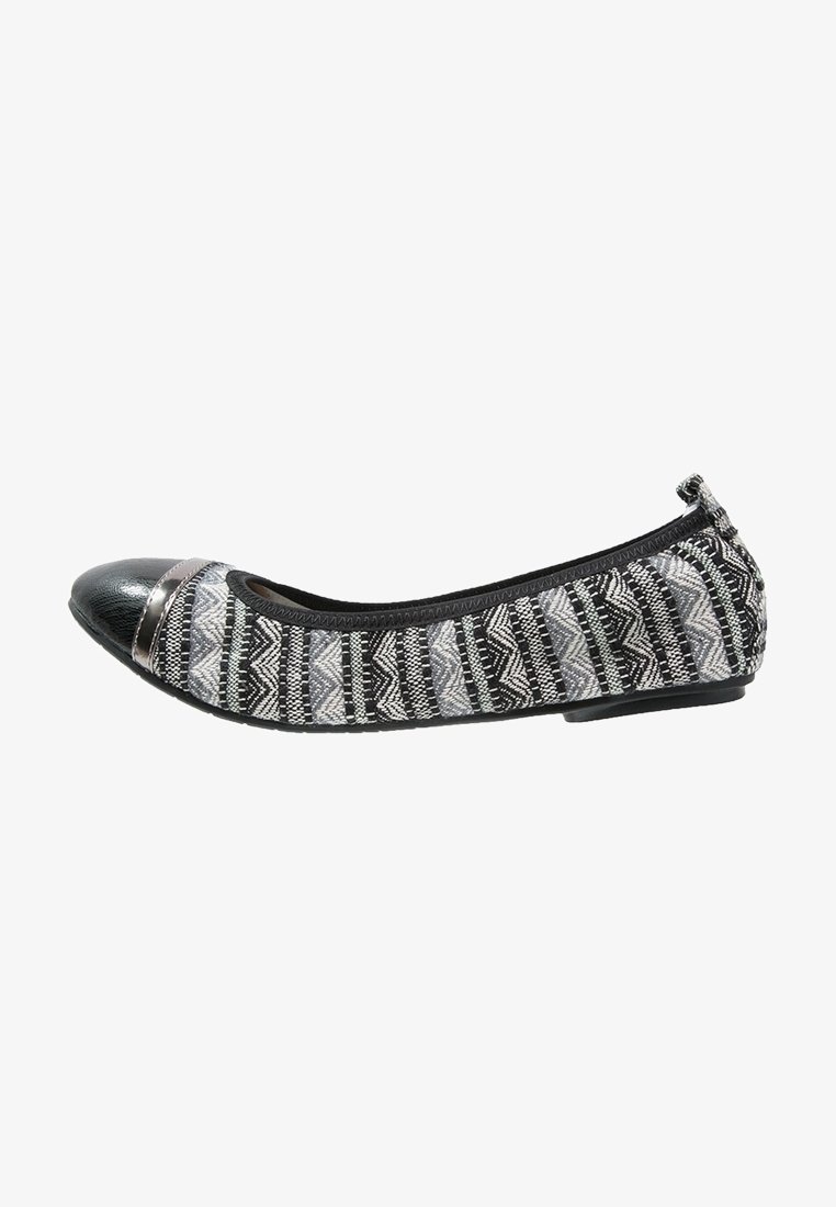 Ballerine avec un bout en cuir verni noir, un accent en métal argenté et une tige en tissu à motifs géométriques noirs et gris.