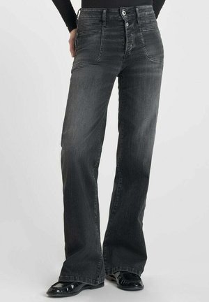Jean noir évasé en denim avec une finition délavée, présentant une taille haute, un design à cinq poches et deux boutons à l'avant.