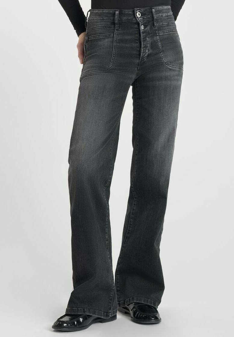 Pantalones vaqueros negros acampanados de denim con un acabado descolorido, que cuentan con una cintura alta, diseño de cinco bolsillos y dos botones en la parte delantera.