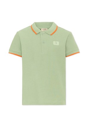 Polo verde chiaro a maniche corte con rifiniture arancioni sul colletto e le maniche, due bottoni e piccolo logo sul petto sul lato sinistro.