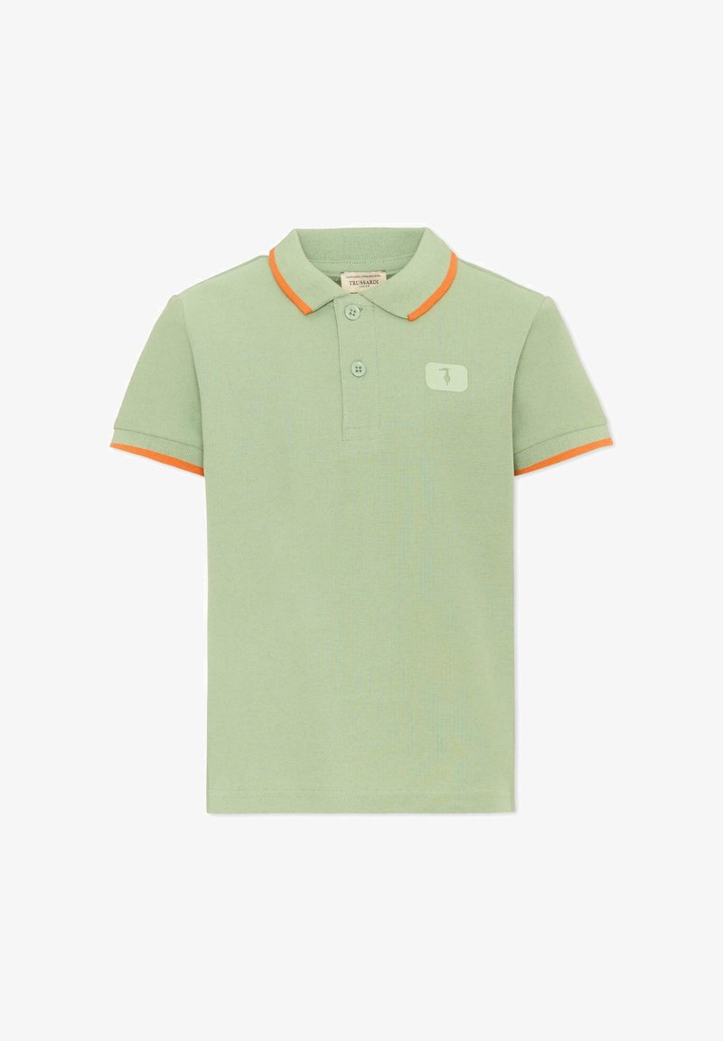 Polo vert clair à manches courtes avec des finitions orange sur le col et les manches, deux boutons et un petit logo sur la poitrine côté gauche.