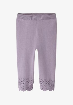 Lila helanke s rebrastim pojasom i valovitim rubom, s uzorkom pletenog čipkanog dizajna na dnu, izrađene od mekog materijala.