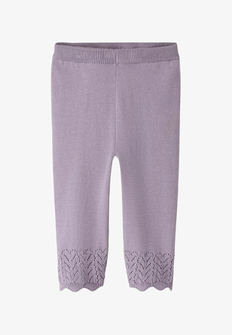 Collants lilas avec une ceinture côtelée et un ourlet festonné, comportant un motif en dentelle tricotée en bas, confectionnés dans un tissu doux.