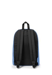 Czarny i niebieski plecak z wyściełanym plecakiem, regulowanymi pasek i uchwytem na górze. Gładka tkanina na zewnątrz i usztywniony kształt.