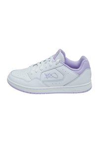 Hvit sneaker med lilafarget detaljer, laget av glatt lær med perforeringer, med flate lisser og en polstret tunge for komfort.