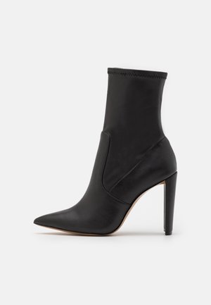 Bottines à talons hauts - black