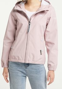 Veste étanche rose clair avec capuche, fermeture éclair avant, poignets élastiques et poches à boutons-pression. Présente des accents de logo et une texture lisse.