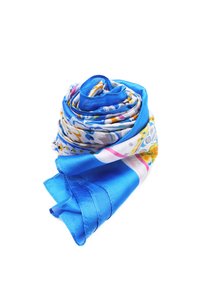 Foulard di seta arrotolato, con uno sfondo blu brillante e motivi floreali e astratti in giallo, bianco e rosa. Texture liscia.