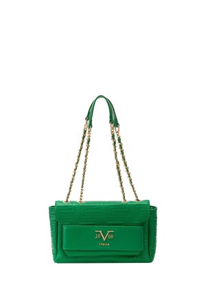 Grüne Leder-Umhängetasche mit goldenen Kettenriemen, gesteppter Musterung und goldenem "19 V 69 Italia" Logo auf der Frontklappe.
