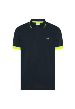 Zwart polo shirt met korte mouwen, neongele manchetten, kraagafwerking en een klein logo op de borst.