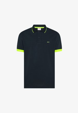 Zwart polo shirt met korte mouwen, neongele manchetten, kraagafwerking en een klein logo op de borst.